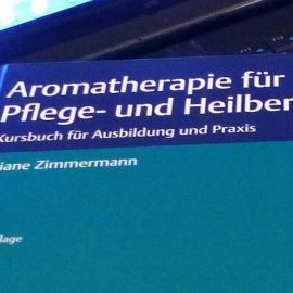 DAS Kursbuch zur Aromatherapie von Eliane Zimmermann – Die 6. Auflage